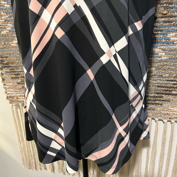 New York & Company Diagonal Striped Sleeveless Top - Picture 4 of 10